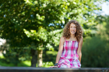 Naklejka premium lachendes junges mädchen in der natur