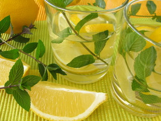 Zitronenlimonade mit Pfefferminze