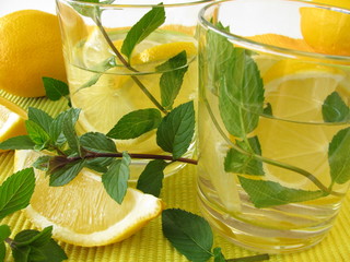 Zitronenlimonade mit Pfefferminze