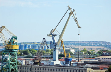 Fototapeta na wymiar Stary d¼wig cargo bridge port w Sewastopolu, Ukraina