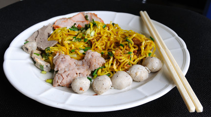 wheat noodles with vegetables and meat