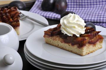 Pflaumenkuchen mit Sahne