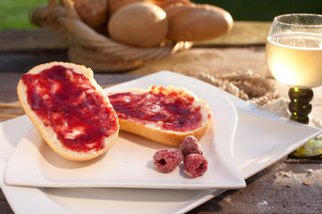 Brötchen mit Marmelade