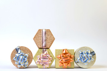 cajas de regalo tumbadas hacia la cámara