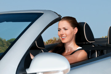 Frau beim Autofahren