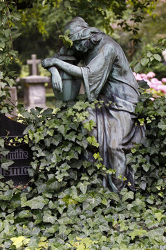Statue einer trauernden Frau auf einem Grab