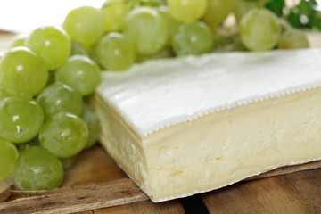 Brie mit Weintrauben