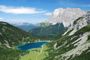 Fototapeta na wymiar Seebensee i Zugspitze