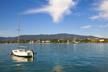 Fototapeta na wymiar Zacumowany jacht w Zurichsee