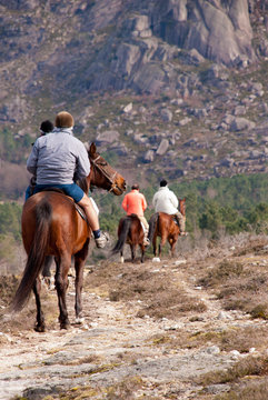 passeio a cavalo nas montanhas