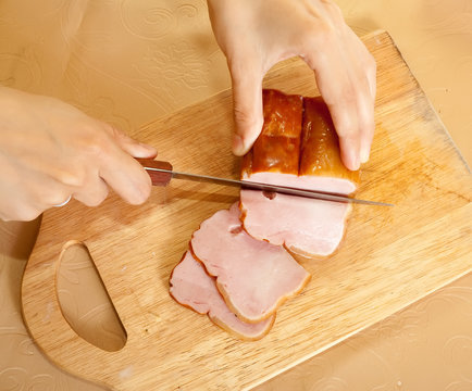 cook hands cutting baco