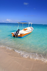 Fototapeta na wymiar łodzie w karaibskiej plaży turkusowe morze