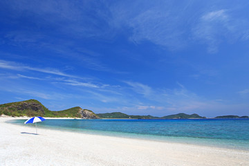 Fototapeta na wymiar 美しい沖縄の青い海