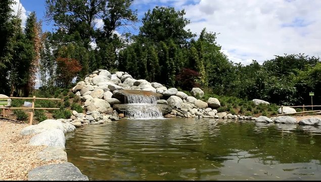 am&eacute;nagement d'une petite cascade de jardin aquatique
