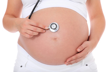 Schwangere Frau hört die Herztöne ihres Babies ab