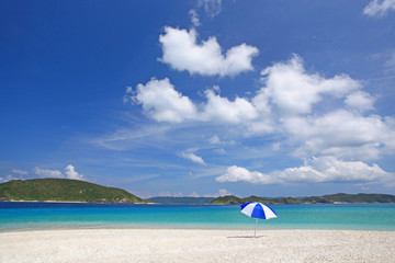 美しい沖縄の青い海