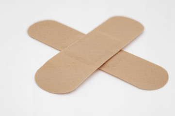 Heftpflaster über Kreuz