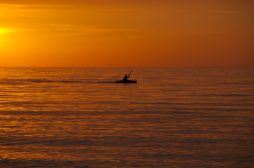 Kanu im Meer bei Sonnenuntergang