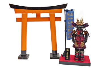 Tori y figura de un samurai