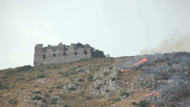 Castello in fiamme