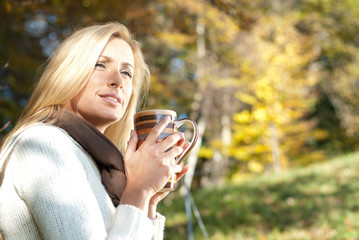 Junge gesunde blonde Frau im Herbst