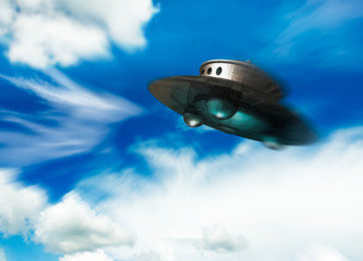 UFO se déplaçant dans le ciel nuageux