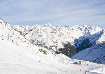 Fototapeta na wymiar Na stokach ośrodka narciarskiego Sölden. Austria