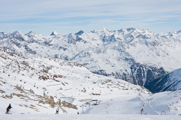 Fototapeta na wymiar Na stokach ośrodka narciarskiego Sölden. Austria