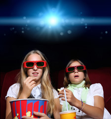 Obraz premium Two young girls in cinema