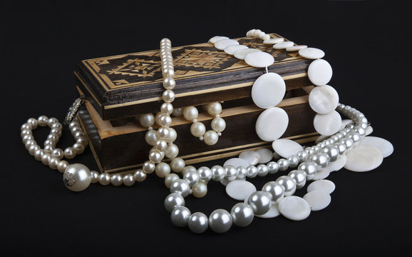 casket with pearls
