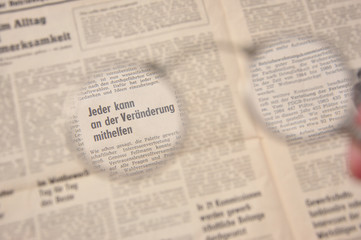 Alte Zeitung mit Lorgnon