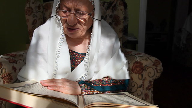 Muslim women read the Quran 2