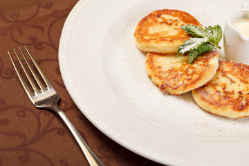 Cheese pancakes with sour cream