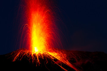éruption volcanique spectaculaire
