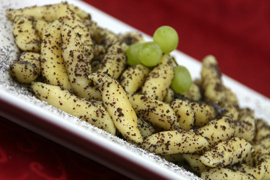 Mohnnudeln mit Staubzucker