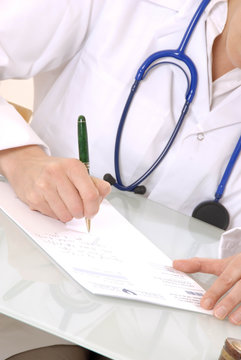 femme m&eacute;decin ordonnance prescription