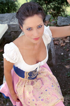 Braunhaarige Frau im Dirndl