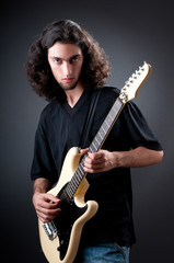 Obraz premium Guitar player against the dark background
