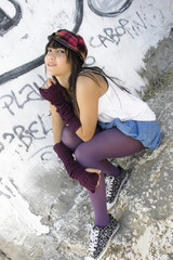 Joven sobre roca con complementos otoñales.