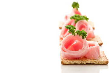 Cracker con Prosciutto cotto - Antipasto - Isolated