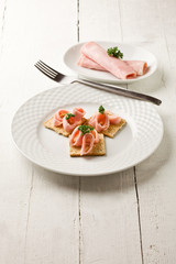 Cracker con Prosciutto cotto - Antipasto