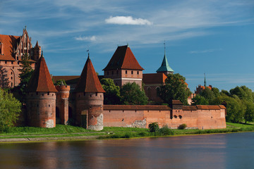 Fototapeta na wymiar Zamek w Malborku w pogodny dzień