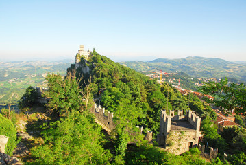 Fototapeta na wymiar Wieża San Marino: Cesta lub Fratta o zachodzie słońca.