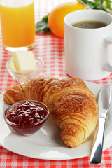 Croissant mit Erdbeermarmelade