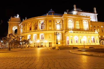 Fototapeta na wymiar Nocny widok z opery w Odessie