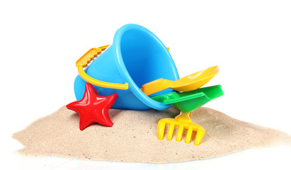 Fototapeta na wymiar Zabawki dla dzieci plaża i piasek na białym