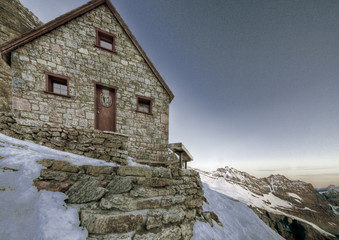 Fototapeta na wymiar Historyczna Abbott Hut w High Alpine