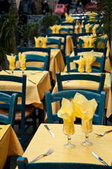 tables en terrasse d'un restaurant,