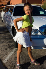 fillette devant la limousine