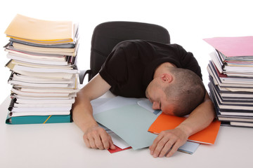 homme épuisé au travail